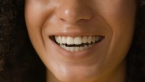 矯正牙齒是改善口腔健康和美觀的重要過程，有些患者在治療後可能會感到後悔。從疼痛和不適到治療時間長、口腔清潔困難，以及美觀問題，都可能成為矯正牙齒後悔的原因。矯正失敗也可能發生，原因包括患者配合度不足、口腔衛生不良、矯正計劃設計不當等。齒顎矯正專科蔡昆志醫師將介紹矯正牙齒後悔狀況、矯正牙齒失敗原因、矯正牙齒後遺症及矯正牙齒失敗怎麼辦。