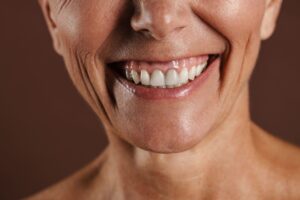要治療門牙缺牙，門牙植牙已經成為恢復口腔功能和美觀的常見方法之一。與其他位置的植牙相比，門牙植牙需要更高水準的技術和更多的細緻操作，因為門牙不僅影響著口腔外觀，還在咀嚼和發音中扮演著關鍵角色。本篇文章將詳細介紹門牙植牙的特點、手術前後注意事項以及門牙植牙風險，幫助讀者獲得更全面的了解門牙植牙相關資訊。