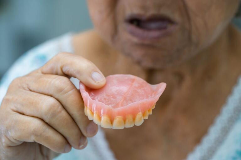 隨著年齡增長或牙齒健康狀況惡化，越來越多人依賴假牙來恢復口腔功能。許多人在佩戴假牙後，卻面臨牙齦疼痛的困擾，這不僅影響日常生活，甚至可能導致更多口腔健康問題，該如何有效緩解這種疼痛，並預防未來的假牙痛，台北假牙專家-林錫奎醫師將介紹一些實用的方法，幫助您舒緩假牙帶來的不適，讓您能夠更安心地佩戴假牙，重拾健康笑容。